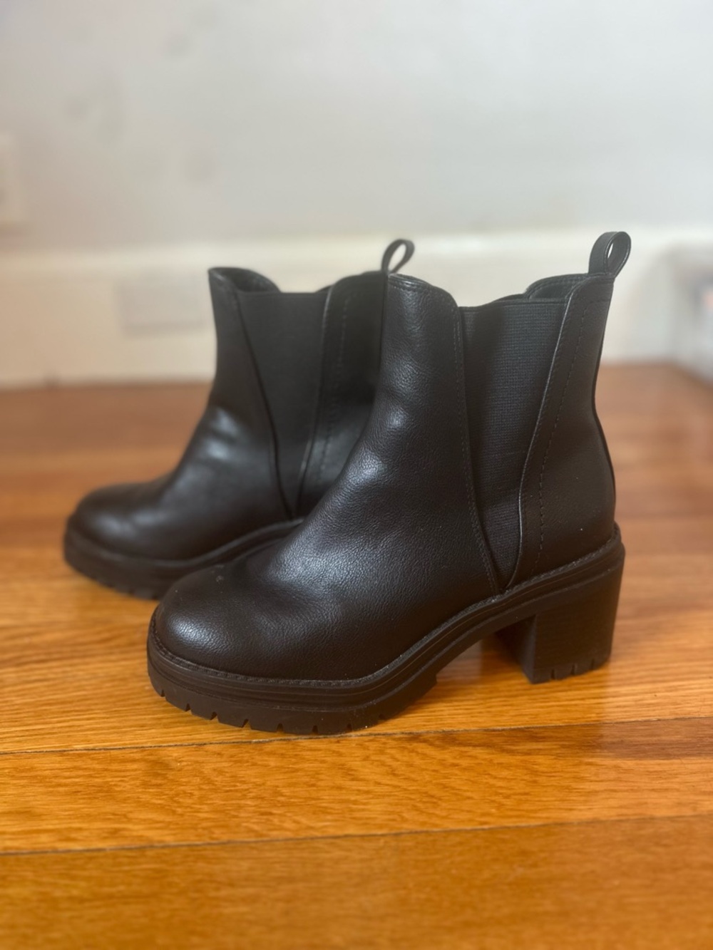 Women’s Black Chunky Heel Chelsea Boot